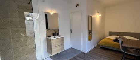 9 bedrooms, free WiFi, bed sheets