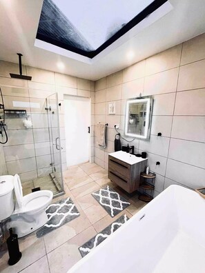 Douche, bidet, serviettes fournies, savon