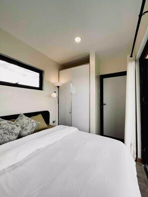 2 bedrooms, desk, free WiFi, bed sheets