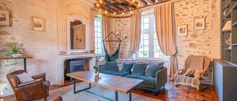 Tv, eldstad och bordsfotboll