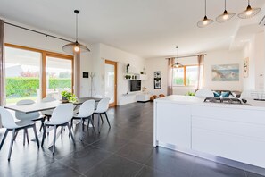 Villa Deluxe | Vardagsrum | 35-tums tv med digitalkanaler