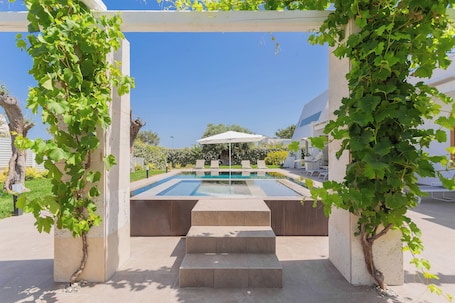 Una piscina al aire libre de temporada
