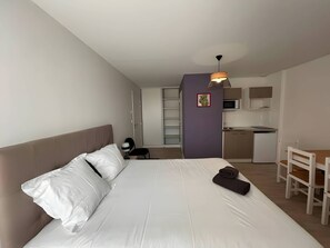 Tabla de planchar con plancha, wifi gratis y ropa de cama 