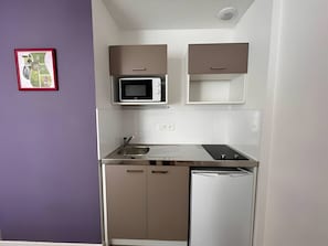Refrigerador, microondas, cafetera/tetera, utensilios de cocina