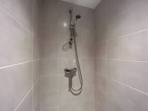Ducha, secador de pelo, toallas