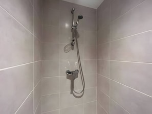 Ducha, secador de pelo, toallas
