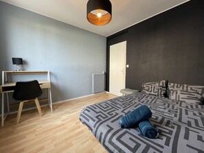 3 quartos, escrivaninha, roupa de cama