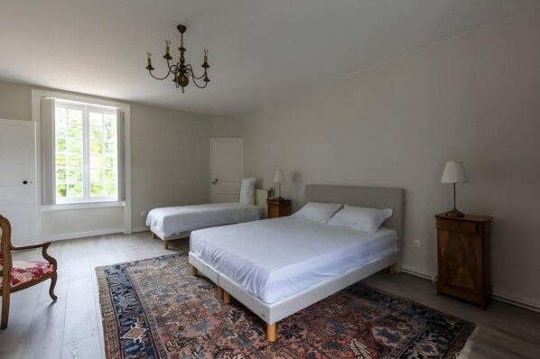 6 habitaciones, tabla de planchar con plancha y wifi gratis 