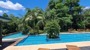 Hồ bơi ngoài trời