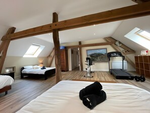 5 bedrooms, desk, iron/ironing board, free WiFi