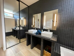 Shower, towels