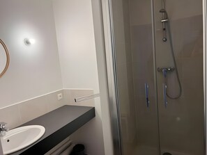 Suihku, hiustenkuivaaja, pyyhkeet