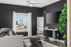 Luxe appartement | Woonruimte | Een 65-inch lcd-televisie met digitale zenders, Netflix en Hulu