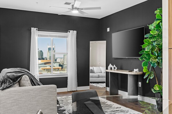 Midnight Manor Penthouse Suite The Gulch - Bridgestone Arena
