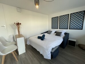 Planxa i posts de planxar, wifi gratuïta i roba de llit