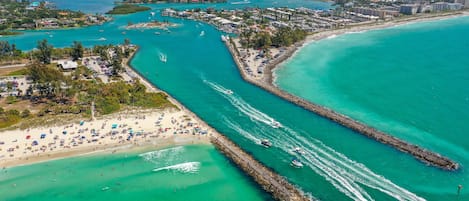 Ligstoelen aan het strand, strandlakens
