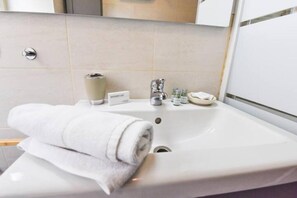 Dusj, hårføner, bidé og håndklær