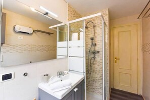 シャワー、ヘアドライヤー、ビデ、タオル