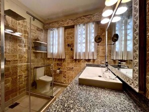 Dutxa, tovalloles, sabó i xampú 