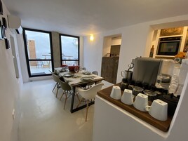 Una cocina moderna con comedor, ventanas amplias y vistas al exterior.