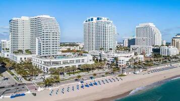 Plage, chaises longues, serviettes de plage