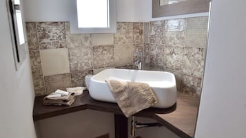 Quarto casal ou duplo básico, vista para a cidade | Banheiro | Chuveiro, produtos de toalete grátis, secador de cabelo, chinelos