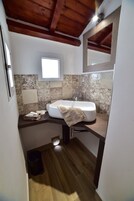 Camera Basic con letto matrimoniale o 2 letti singoli, vista città | Bagno | Doccia, set di cortesia gratuito, asciugacapelli, pantofole