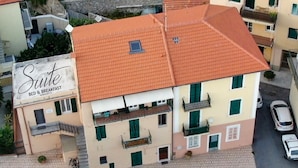 Edifici de diverses plantes amb un rètol que diu "Suite Bed & Breakfast", indicant que ofereix allotjament i servei d'esmorzar.