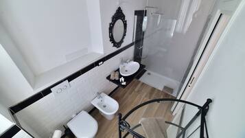 Superior kamer | Badkamer | Een douche, gratis toiletartikelen, een haardroger, pantoffels