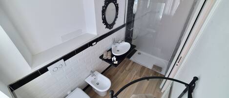 Superior Room | Bathroom | Shower, free toiletries, hair dryer, slippers