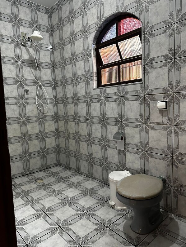 Douche, savon, papier toilette