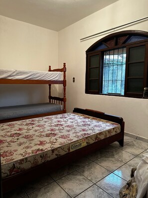 4 dormitorios, tabla de planchar con plancha, ropa de cama