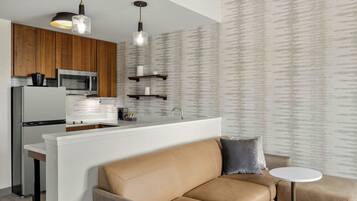 Una cocina moderna con una isla central, armarios de madera y electrodomésticos de acero inoxidable.