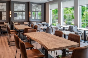 Free daily buffet breakfast - Residence Inn By Marriott Annapolis (Annapolis)