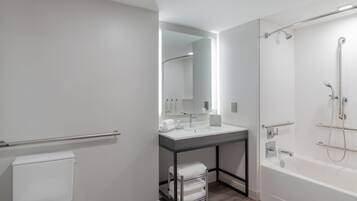 Designer toiletartikelen, een haardroger, handdoeken, zeep