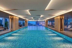 Una piscina cubierta