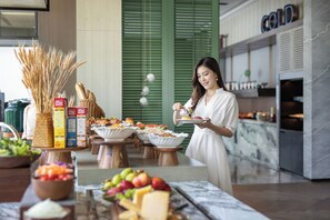 Daily buffet breakfast (CNY 168 per person)