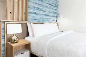 1 soverom, skrivebord, strykejern/-brett og barnesenger (inkludert)