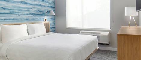 Suite, 1 habitación (Mobility Accessible, Roll-in Shower) | 1 dormitorio, escritorio, tabla de planchar con plancha