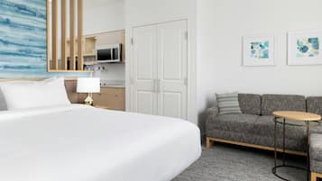 1 habitación, escritorio y tabla de planchar con plancha