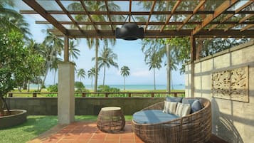 Deluxe-Suite, Meerblick (Cabana) | Hochwertige Bettwaren, Minibar, Zimmersafe, Schreibtisch