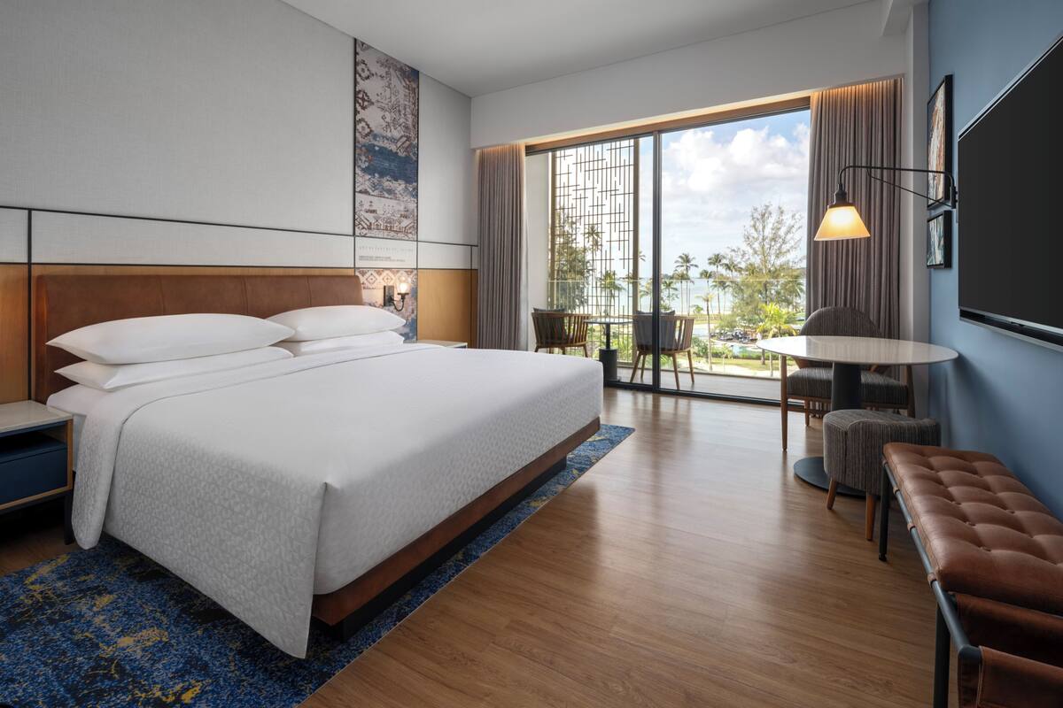 Rom – deluxe, 1 kingsize-seng, bassengutsikt (Balcony) | Sengetøy av topp kvalitet, minibar, safe på rommet og skrivebord