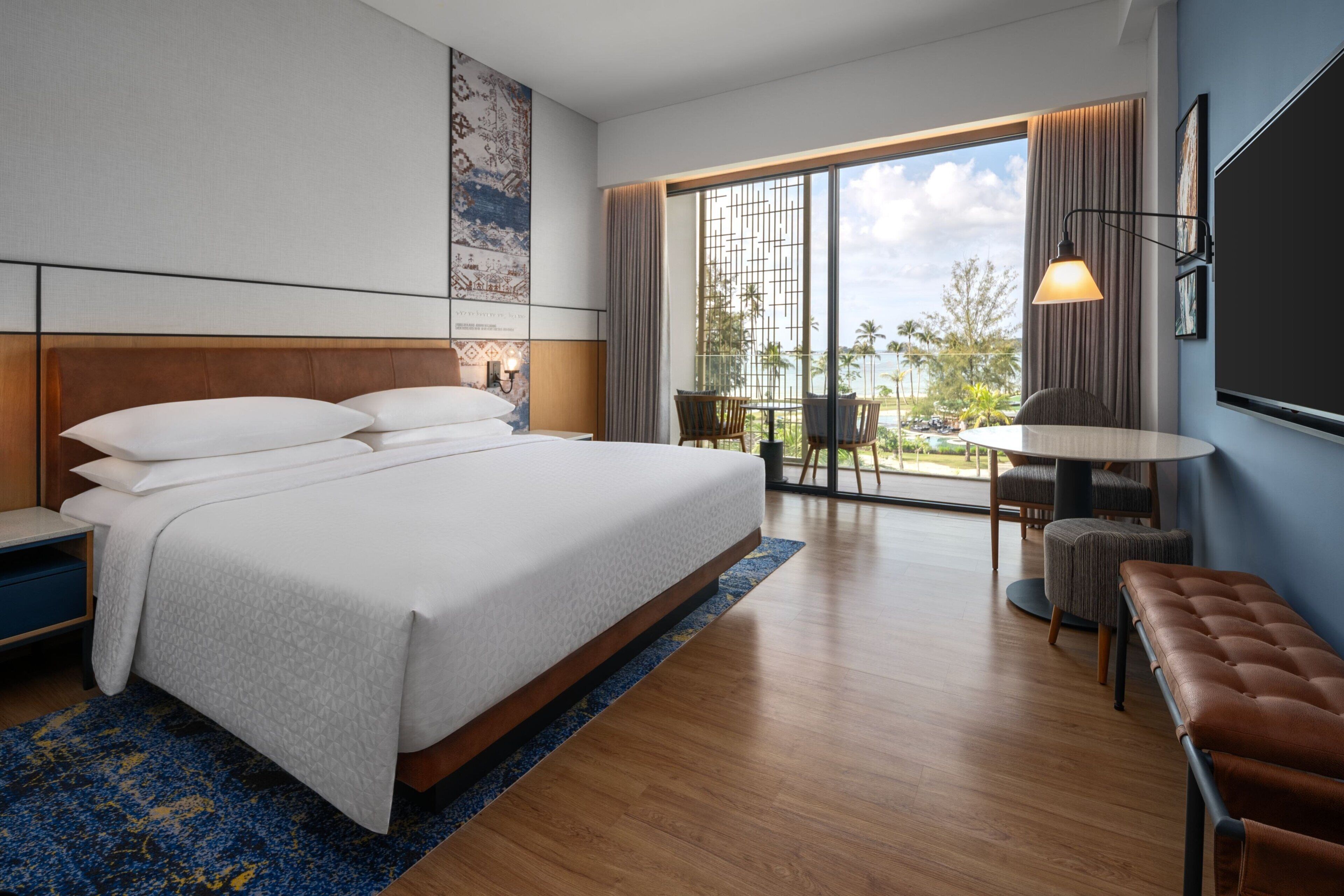 3 座室外游泳池，提供泳池遮陽傘和日光浴躺椅