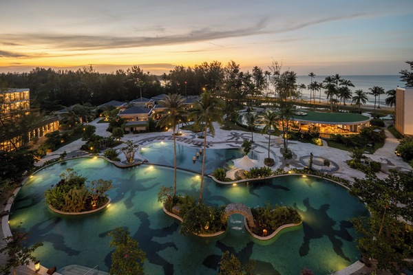 3 outdoor pools, pool umbrellas, sun loungers