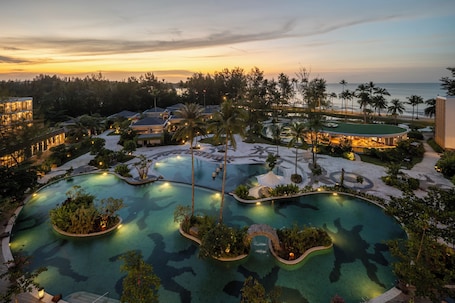 3 outdoor pools, pool umbrellas, pool loungers. Four Points By Sheraton Bintan, Lagoi Bay