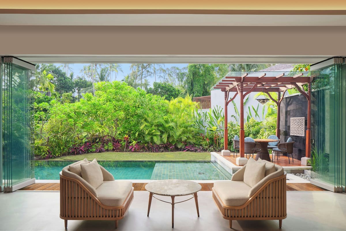 Villa, 1 Bedroom, Garden View | Peralatan tempat tidur premium, bar mini, peti besi dalam bilik, meja