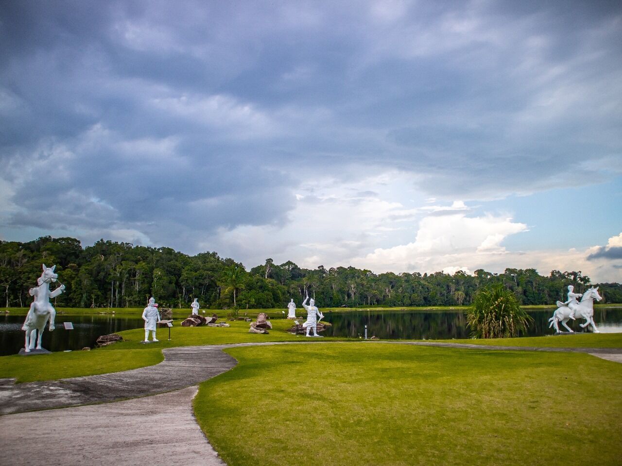 Un campo de golf con estatuas de figuras y caballos.