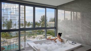 Executive Suite, 1 Katil Raja (King), Ocean View | Peralatan tempat tidur premium, bar mini, peti besi dalam bilik, meja