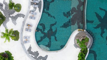 3 outdoor pools, pool umbrellas, pool loungers
