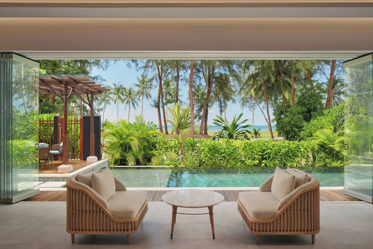 Villa, 1 Bedroom, Oceanfront | Peralatan tempat tidur premium, bar mini, peti besi dalam bilik, meja